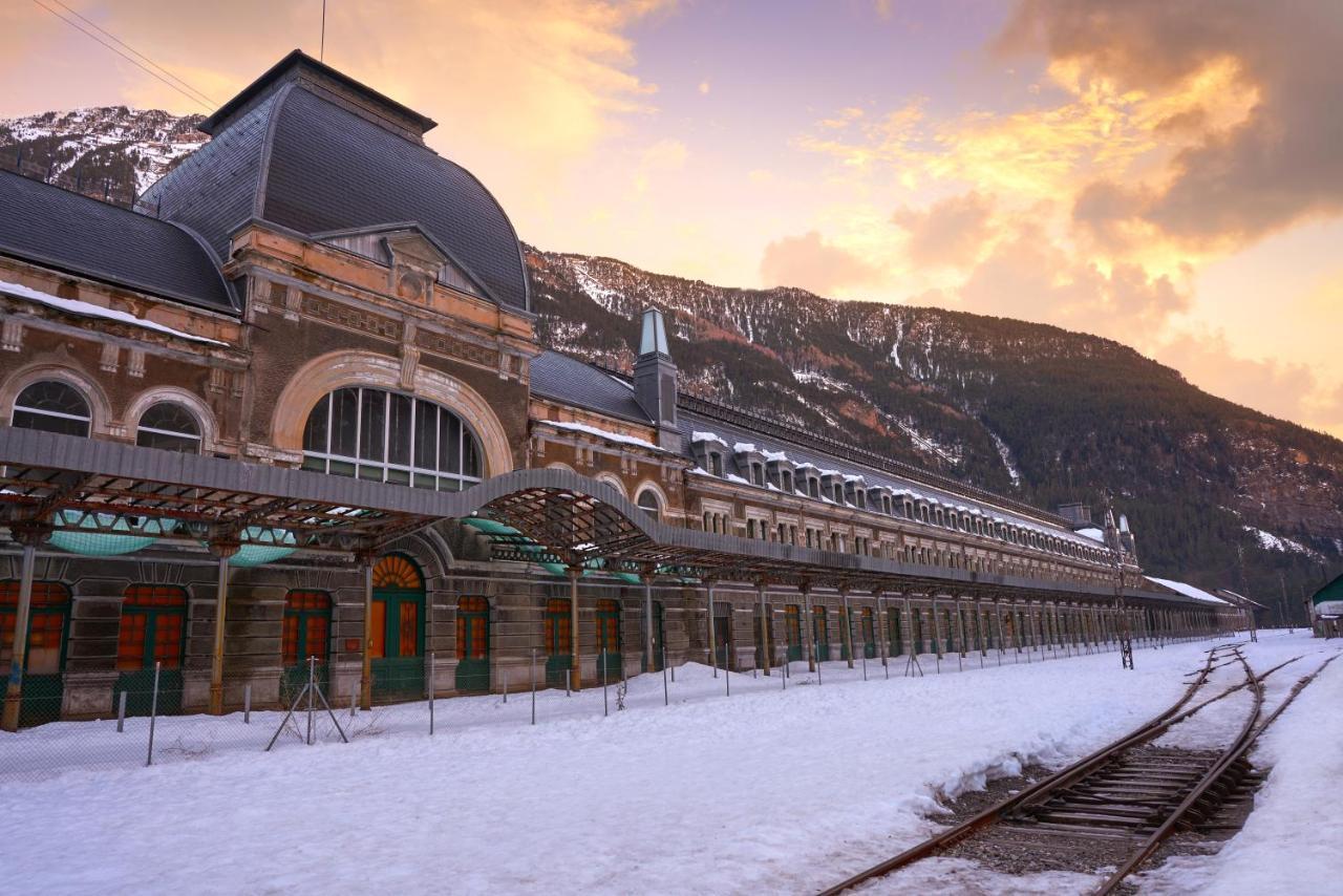 Pinsapo Canfranc-estacion
